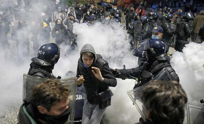 Prizor s protivladnega protesta v Ljubljani. FOTO: Blaž Samec/Delo