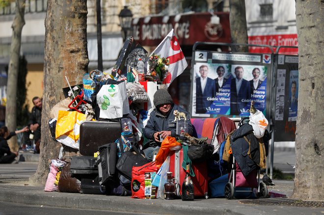 Po ocenah Fundacije abbéja Pierra že kar 300.000 ljudi v Franciji nima pravega doma, v primerjavi s preteklim obdobjem so razmere vedno slabše, zdaj se zaradi covida-19 čez noč lahko znajdejo na ulici cele družine. Foto Charles Platiau/Reuters