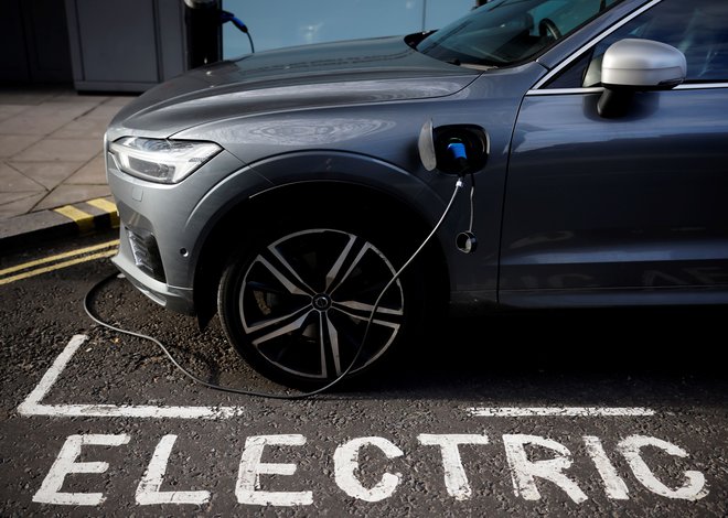 Poleg javne mreže polnilnic za električne avtomobile je Nemčija začela subvencionirati tudi zasebne domače polnilne postaje. FOTO: Tolga Akmen/AFP