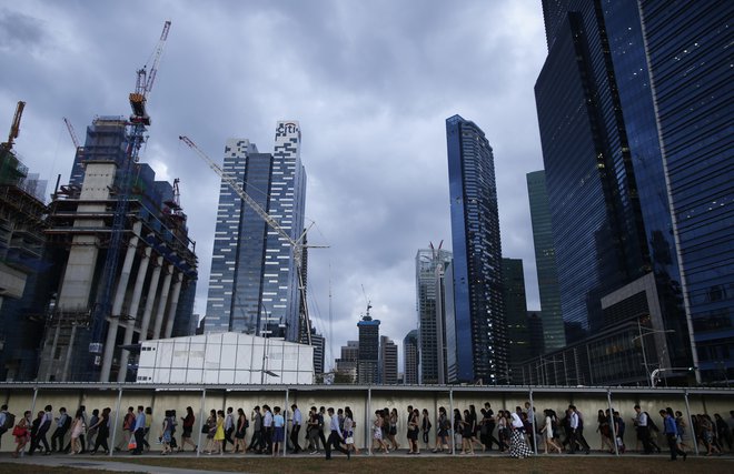 Mestna država Singapur ima najnižjo umrljivost zaradi koronavirusa na svetu. FOTO: Edgar Su/Reuters