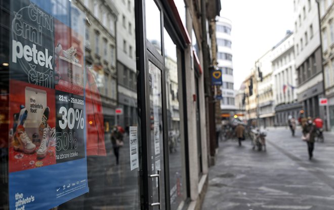 Izložbe vabijo k spletnemu nakupovanju. FOTO: Blaž Samec