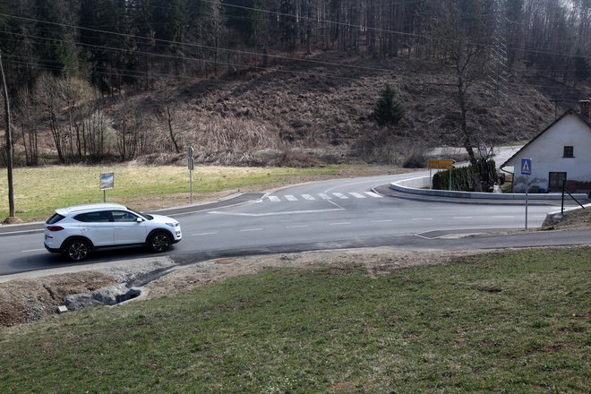 Križišče v Stranski vasi na cesti med Šujico oziroma Dobrovo in Podutikom je bilo skupaj z delom same ceste obnovljeno lani. FOTO: Mavric Pivk/Delo
