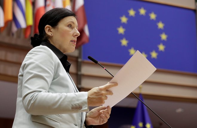 V Bruslju se bodo posvetili transparentnosti lastništva medijev, je napovedala podpredsednica evropske komisije za vrednote Věra Jourová. FOTO: Olivier Hoslet/Reuters