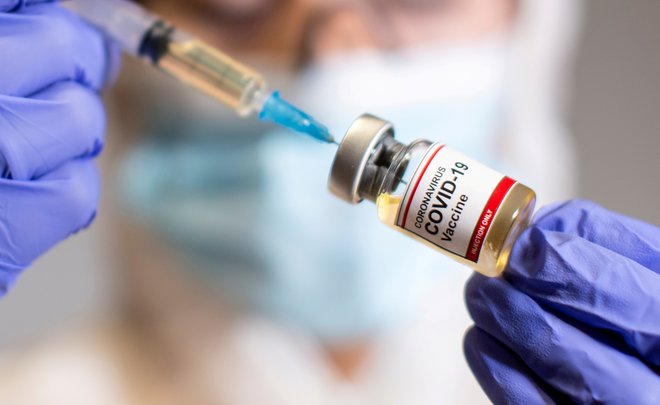 V postopkih odobritve je več različnih cepiv. FOTO: Dado Ruvic/Reuters