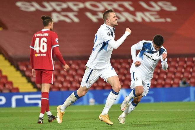 Josip Iličić je dosegel prvi gol Atalante na Anfieldu, to je bil njegov jubilejni 50. gol za italijanski klub. FOTO: Peter Powell/AFP