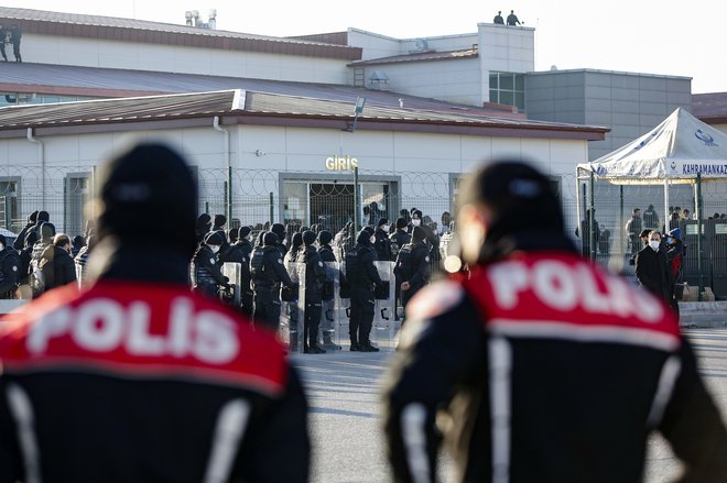 Ob današnji razglasitvi sodb zaradi poskusa državnega udara&nbsp; leta 2016 sta turška policija in vojska močno zastražili kaznilnico Sincan, v kateri zaseda sodišče. FOTO: Stringer/AFP