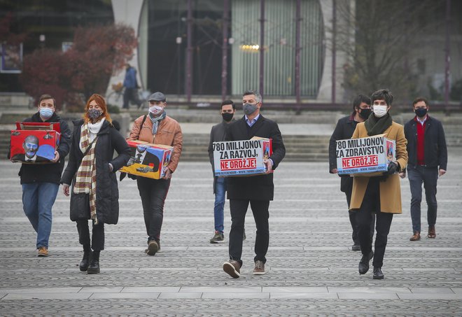 Poslanci opozicije nosijo več kot 28.000 podpisov podpore referendumu, ki nasprotuje izdatkom za vojaško oborožitev. FOTO: Jože Suhadolnik/Delo