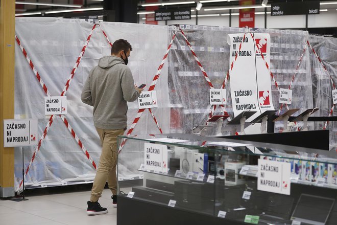 Trgovina ni vir žarišča okužb, opozarjajo v Trgovinski zbornici Slovenije. FOTO: Leon Vidic/Delo