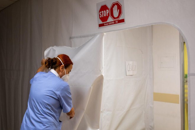 V bolnišnicah je več kot 130 okuženih bolnikov. FOTO: Voranc Vogel/Delo