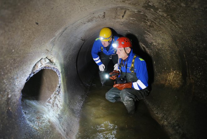 V odpadni vodi so sledovi koronavirusa, postopki čiščenja virus uničijo. FOTO: Jože Suhadolnik/Delo