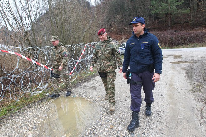 Vojska pri nadzoru meje sicer sodeluje že sedaj. FOTO: Tadej Regent/Delo