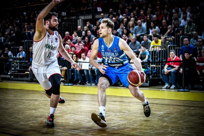 Jaka Blažič in soigralci se v ponedeljek ne bodo mogli oddolžiti Madžarom za februarski poraz v Sombotelu. FOTO: FIBA