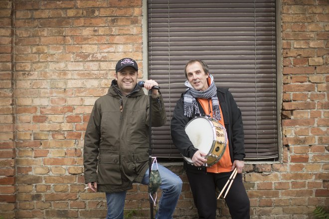 Gregor Skočir (na fotografiji levo), pevec, in Jože Habul (desno), bobnar rock zasedbe Big Foot Mama. FOTO: Jure Eržen/Delo