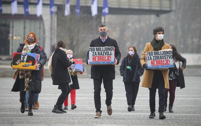 Opoziciji je uspelo v kratkem času zbrati 28.000 podpisov podpore referendumu, ki nasprotuje investicijam v Slovensko vojsko v času pandemije. Foto Jože Suhadolnik