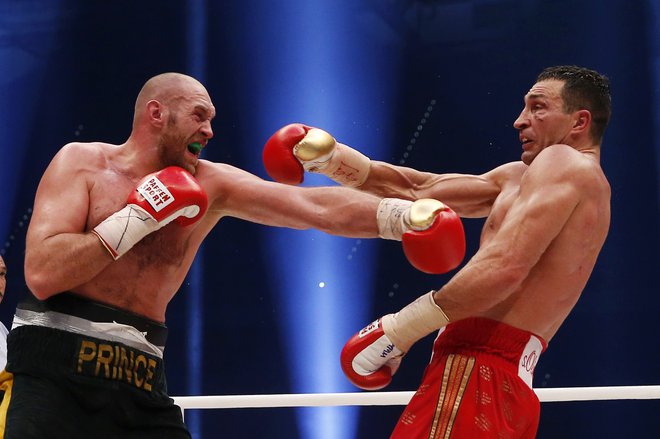 Tyson Fury (levo) je pred petimi leti neprijetno presenetil Vladimirja Klička (desno). FOTO: Reuters