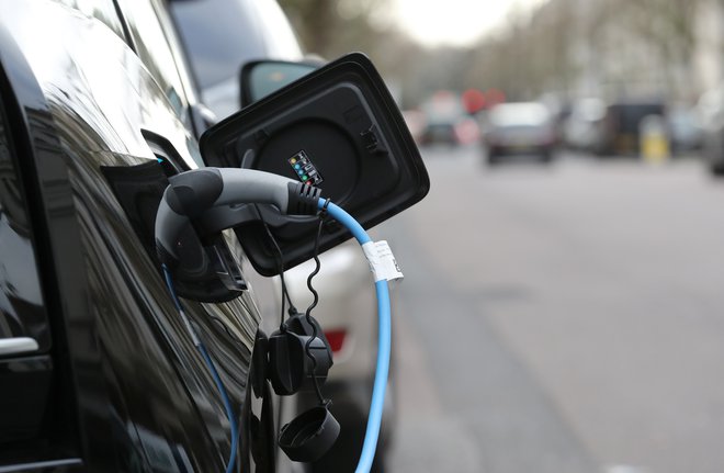 Razlika med električnimi in konvencionalnimi avtomobili je pričakovana. FOTO: Antonio Bronic/Reuters