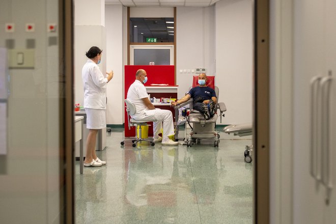 Covidnemu bolniku s pljučnico se je po zdravljenju s plazmo klinično stanje izboljšalo. FOTO: Voranc Vogel/Delo