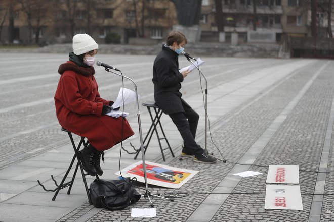 Ob robu današnjega glasovanja je Levica sklicala tudi novinarsko konferenco pod geslom &quot;ne bodo nas utišali&quot;, na kateri so pred poslopjem DZ brali imena okoli 28.000 podpisnikov referendumske pobude. FOTO: Leon Vidic/Delo