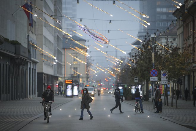 Če nam bo uspelo epidemijo omejiti, bomo božično-novoletne praznike lahko preživeli bolj sproščeno. FOTO: Jože Suhadolnik/Delo