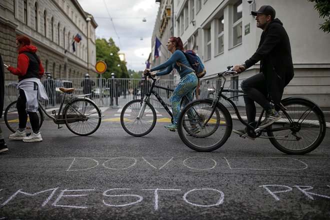 Protivladni kolesarski protesti v Ljubljani v mesecu juniju. FOTO: Blaž Samec/Delo