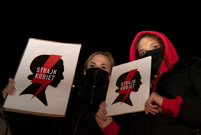 Protesti na Poljskem potekajo, odkar je ustavno sodišče konec oktobra razsodilo, da umetna prekinitev nosečnosti zaradi razvojnih nepravilnosti zarodka ni skladna z ustavo. FOTO: Jadwiga Figula/Reuters