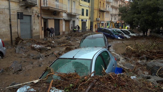 Civilna zaščita svari prebivalce, naj ne zapuščajo domov, saj da se lahko gladina vode hitro spremeni. FOTO: Reuters