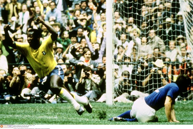 Takole se je Pele veselil vodilnega gola v finalu SP 1970 med Brazilijo in Italijo (4:1), ki ga je spremljalo v Mexico Cityju 107.412 gledalcev. FOTO: Reuters