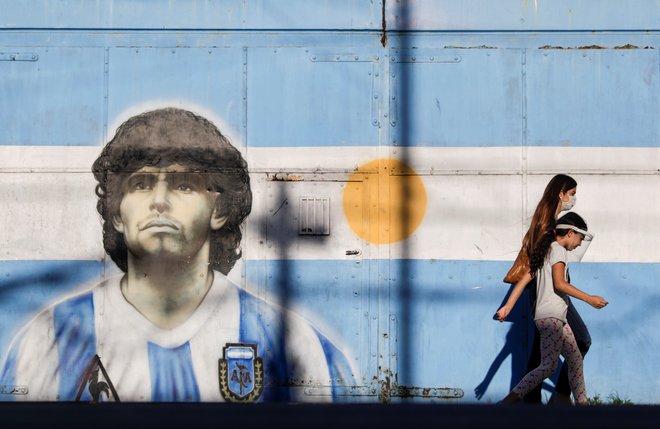 Grešnega Maradone iz mesa in krvi ni več, tistim, ki ga zdaj malikujejo kot boga, čeprav niso storili nič, ko je sam sebe pribijal na križ, je ostal brezmadežni Diego. FOTO: Ricardo Moraes/Reuters