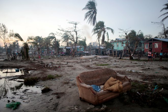 V zadnjih 20 letih je bilo po svetu, po podatkih WMO, 7348 katastrofalnih podnebnih dogodkov, ki so bili neposredno povezani s podnebnimi spremembami. Povzročili so smrt 1,2 milijona ljudi. Na fotografiji posledice novembrskega orkana Iota v Nikaragvi.<br />
Foto Oswaldo Rivas/Reuters