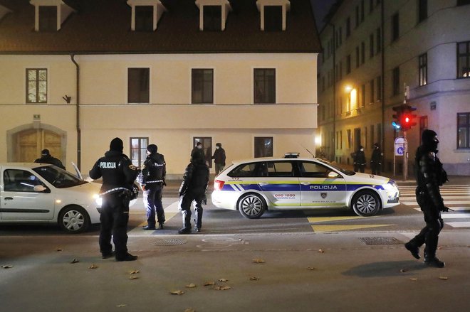 Policija je pojasnila, da so nekateri protestniki med protestom kršili prometna pravila z neupravičenim hupanjem, ustavljanjem, naglim zaviranjem in speljevanjem ter oviranjem drugih udeležencev. FOTO: Leon Vidic/Delo