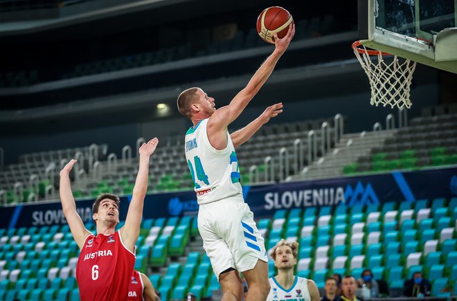 Slovenski košarkarji (na fotografiji Luka Lapornik) so bili za razred boljši od severnih sosedov. FOTO: FIBA