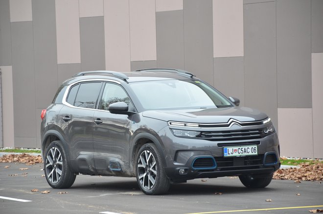 C5 aircross hybrid je precej dražji od klasično gnane izvedbe, sicer je bogato opremljen, toda 43 tisoč evrov ni malo denarja. Fotografije Gašper Boncelj