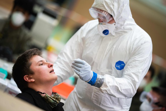 Letališča bodo morala s hitrimi testi testirati odhajajoče potnike. Foto Georg Hochmuth/AFP