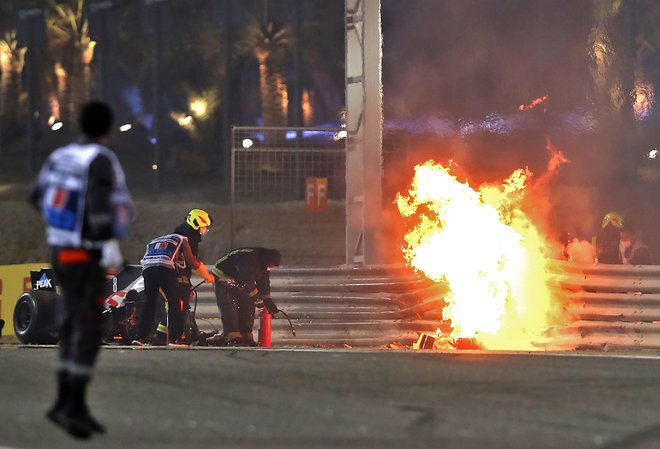 Takole se je takoj po nesreči vnel bolid Romaina Grosjeana. FOTO: Tolga Bozoglu/AFP