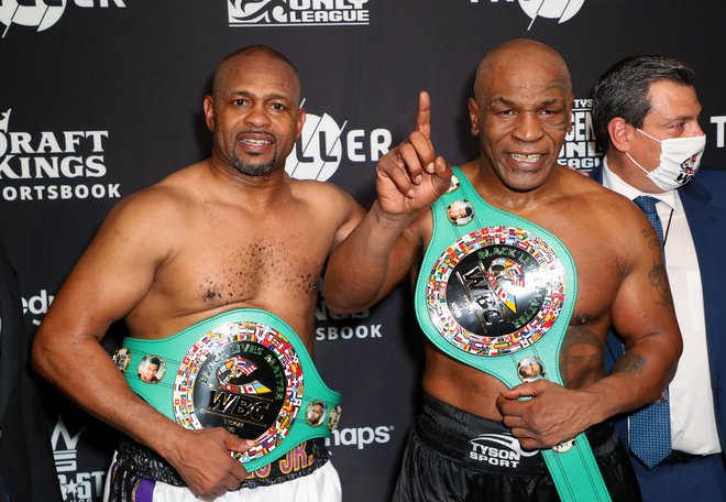 Roy Jones ml. (levo) in&nbsp;Mike Tyson sta si prislužila častna šamponska pasova združenja WBC. FOTO: Joe Scarnici/Usa Today Sports