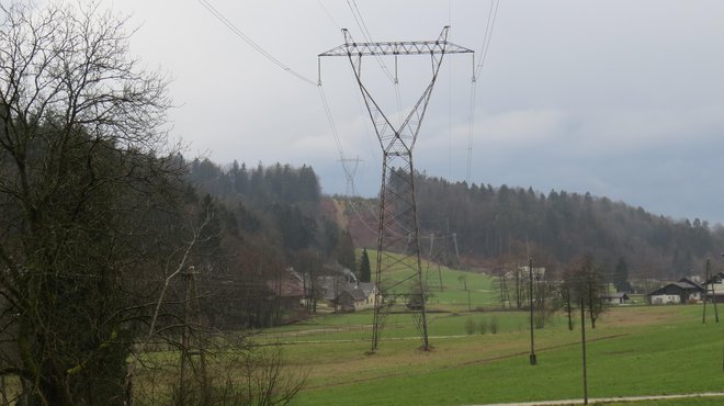 V naselju Sela v škofljiški občini že obstoječi 400-kilovoltni daljnovod poteka zraven hiš. FOTO: Bojan Rajšek/Delo