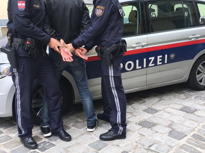 Avstrijski policisti so prijeli 13 preprodajalcev, eden od vodij je bil upokojenec. FOTO: Polizei.gv.at