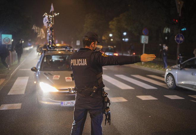 Iz posnetka s petkovega protesta v avtomobilih je po mnenju Jaše Junulla razvidno, da so policisti dobili navodilo, naj ustavijo prav njega. Kazensko ovadbo je vložil na oddelek za preiskovanje in pregon uradnih oseb s posebnimi pooblastili.&nbsp;FOTO: Jože Suhadolnik/Delo