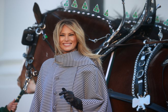 Prva dama Melania med sprejemanjem božičnega drevesa. FOTO: Hannah McKay/Reuters