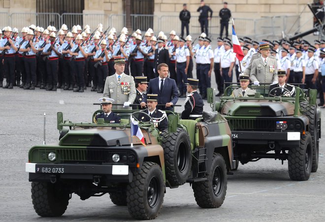 Francoski predsednik Emmanuel Macron je prepričan, da bodo ZDA spoštovale Evropo kot zaveznico samo, če bo resna in suverena pri lastni obrambi. FOTO: Ludovic Marin/AFP