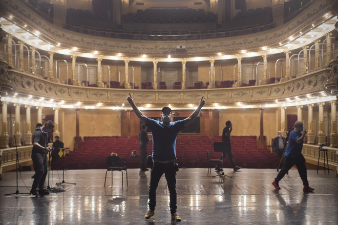 V ljubljanski operni in baletni hiši so novembra posneli serijo krajših glasbenih in plesnih točk, predvajali jih bodo na svoji spletni strani in youtubu<strong>. </strong>FOTO: Jure Eržen/Delo