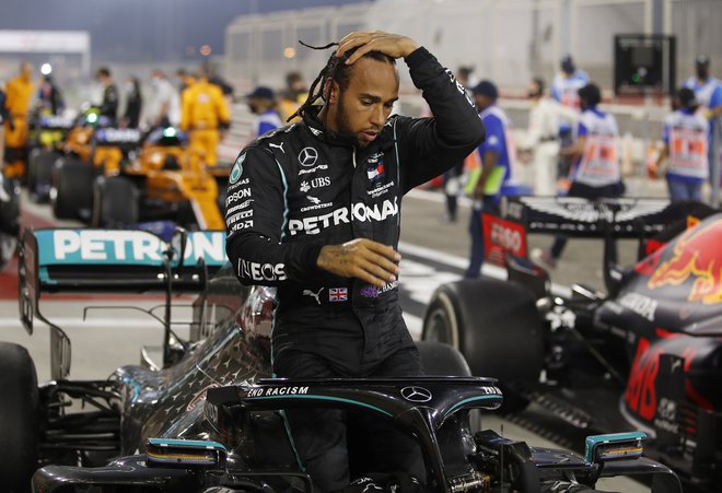 Ker je bil Lewis Hamilton pozitiven na novi koronavirus, bo izpustil drugo dirko v Bahrajnu. FOTO: Hamad I Mohammed/Reuters
