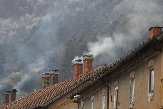 V energetiki pridno znižujejo emisije, počasneje gre pri stavbah in predvsem v prometu. FOTO: Leon Vidic/Delo