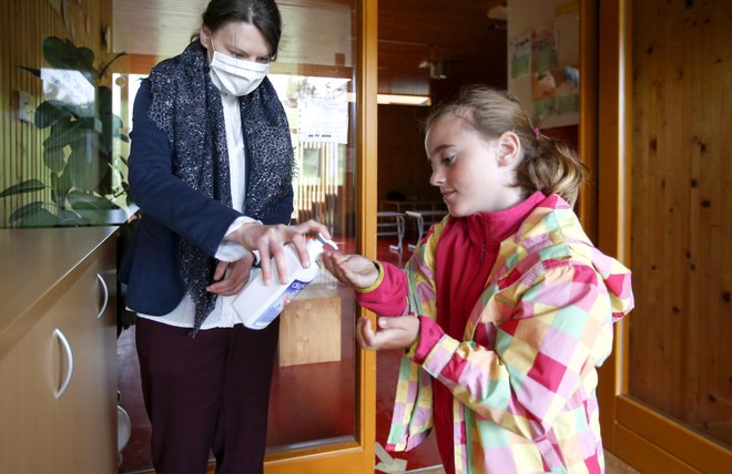 Kako bodo otroci prihajali v šolo in predvsem kdaj, še ni znano. FOTO: Matej Družnik/Delo