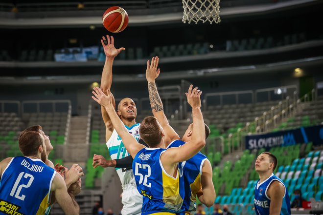 Jordan Morgan (pri metu) se je odlično vživel v slovensko reprezentanco. FOTO: FIBA