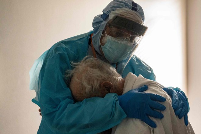 V ZDA so potrdili okužbo z novim koronavirusom pri več kot 13,6 milijona ljudeh, umrlo je več kot 268.000 bolnikov. FOTO: Go Nakamura/AFP