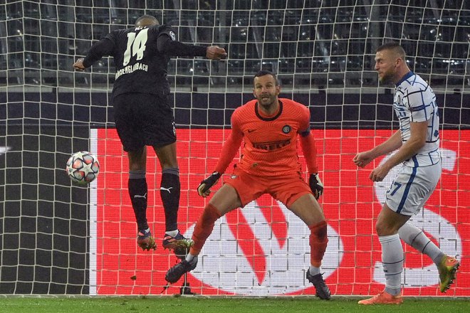 Samir Handanović je prejel dva gola, a se veselil zmage. FOTO:&nbsp; Ina Fassbender/AFP