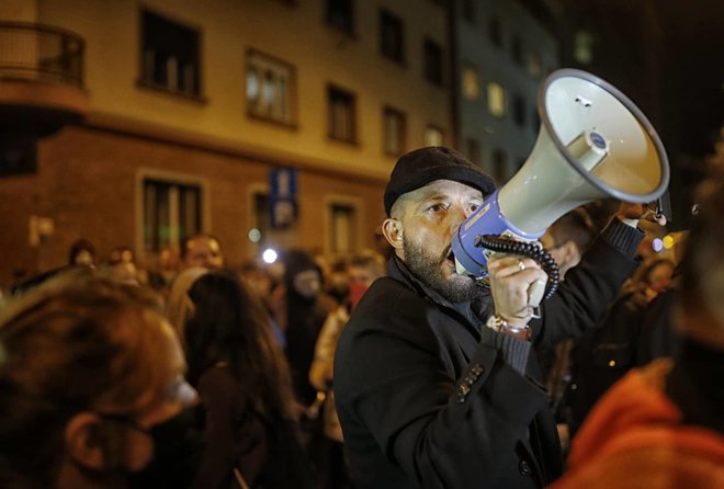 Ministrstvo za kulturo je raperju Zlatanu Čordiću - Zlatku odvzelo status samozaposlenga v kulturi in mu nehalo plačevati prispevke, ker je bil premalo ustvarjalen. FOTO: Blaž Samec