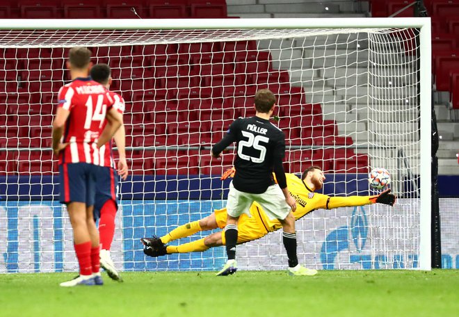 Jan Oblak je skoraj ubranil strel Thomasa Müllerja z bele točke. FOTO: Sergio Perez/Reuters