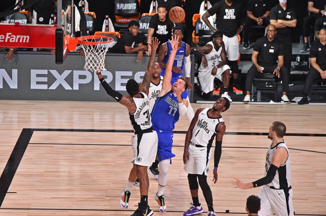 Luko Dončića in soigralce so v pretekli sezoni v prvem krogu končnice ustavili Los Angeles Clippers. FOTO: David Dow/AFP